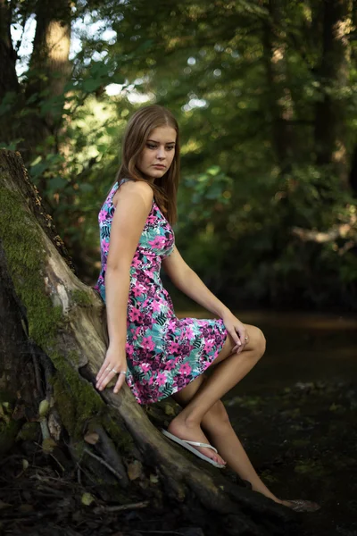 Belle fille dans la forêt — Photo