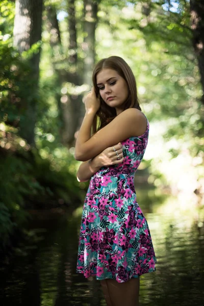 森林の美しい少女 — ストック写真