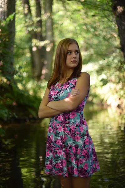 Vacker flicka i skogen — Stockfoto