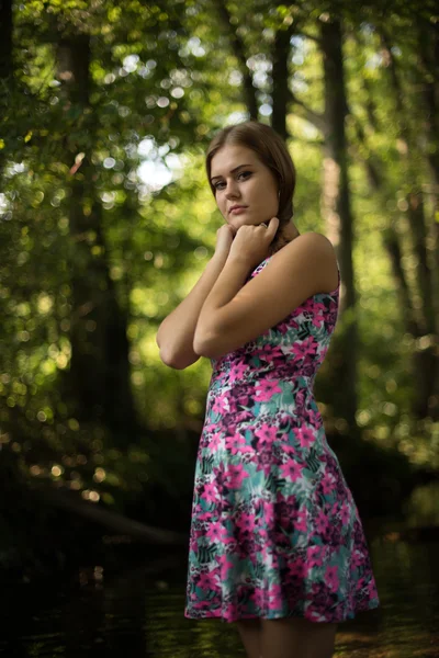 숲에서 아름 다운 소녀 — 스톡 사진