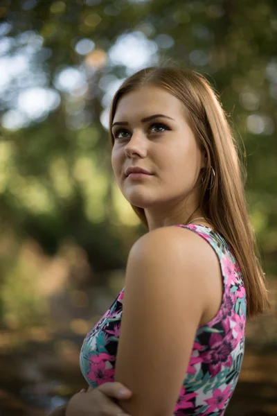 Hermosa chica en el bosque —  Fotos de Stock