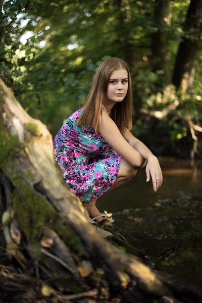 Belle fille dans la forêt — Photo