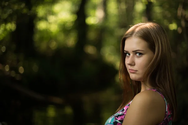 สาวสวยในป่า — ภาพถ่ายสต็อก
