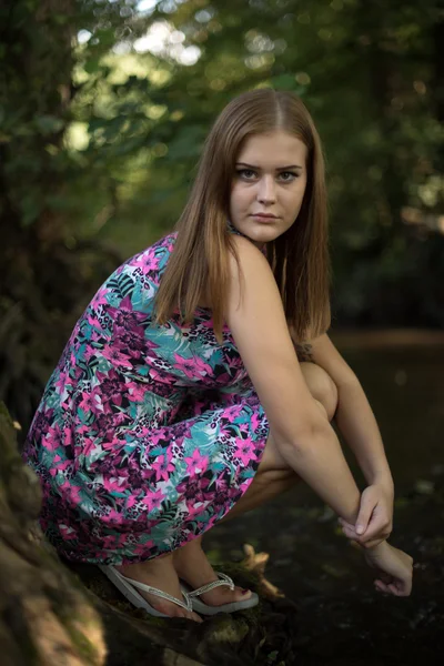 Belle fille dans la forêt — Photo