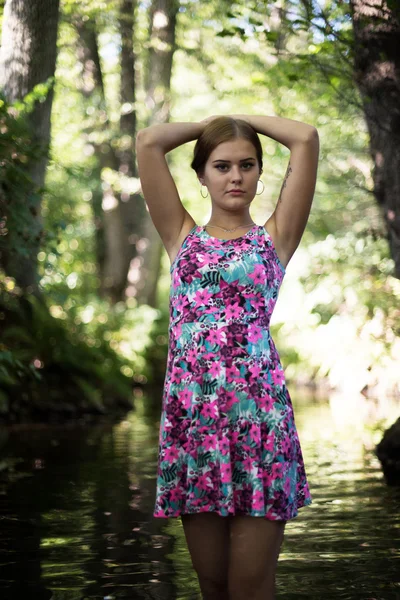 Mooi meisje in bos — Stockfoto