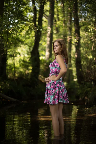 Belle fille dans la forêt — Photo