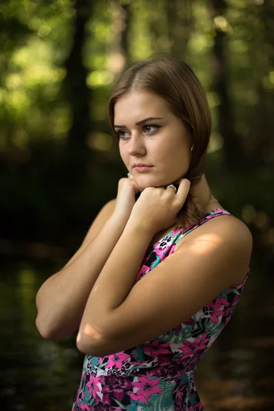 Menina bonita na floresta — Fotografia de Stock