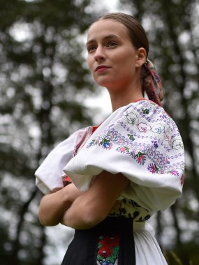 Slovakça folklor. Slovakça folklor kız.