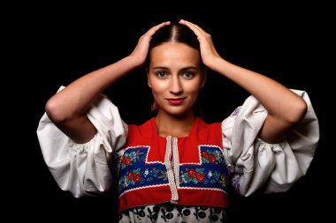 Slovakça folklor. Slovakça folklor kız.