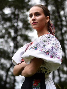 Slovakça folklor. Slovakça folklor kız.