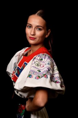 Slovakça folklor. Slovakça folklor kız.