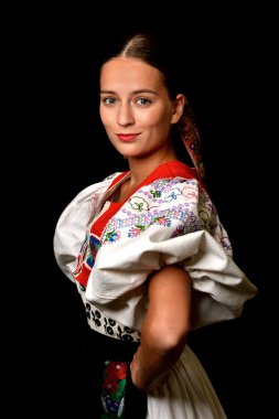 Slovakça folklor. Slovakça folklor kız.