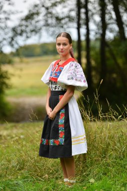 Slovakça folklor. Slovakça folklor kız.