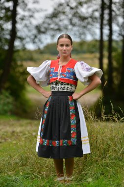 Slovakça folklor. Slovakça folklor kız.