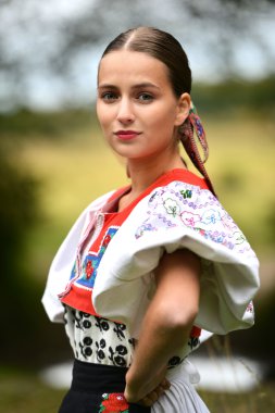 Slovakça folklor. Slovakça folklor kız.