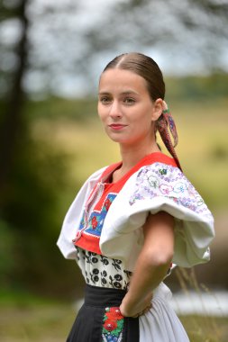 Slovakça folklor. Slovakça folklor kız.