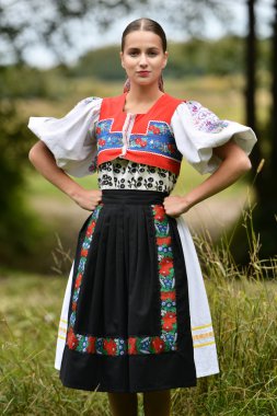 Slovakça folklor. Slovakça folklor kız.