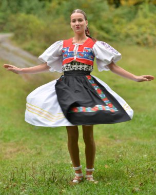 Slovakça folklor. Slovakça folklor kız.