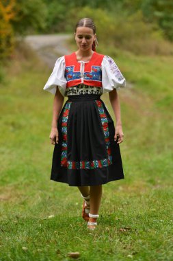 Slovakça folklor. Slovakça folklor kız.