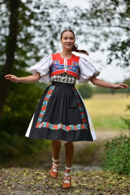 Slovakça folklor. Slovakça folklor kız.