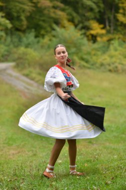 Slovakça folklor. Slovakça folklor kız.