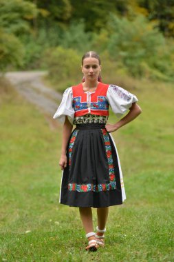 Slovakça folklor. Slovakça folklor kız.