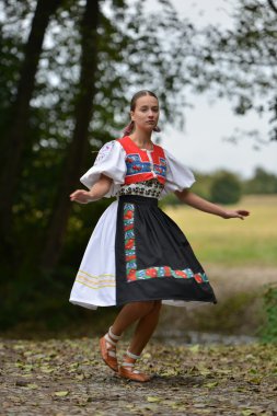 Slovakça folklor. Slovakça folklor kız.