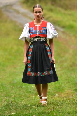 Slovakça folklor. Slovakça folklor kız.