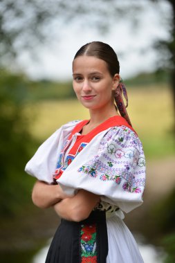 Slovakça folklor. Slovakça folklor kız.