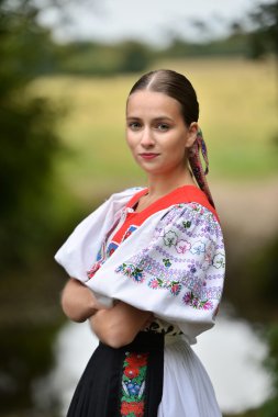 Slovakça folklor. Slovakça folklor kız.