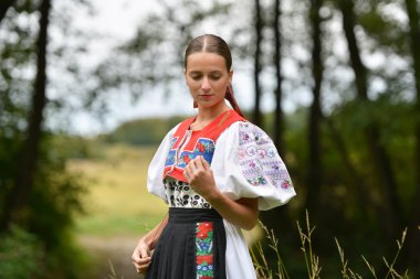 Slovakça folklor. Slovakça folklor kız.