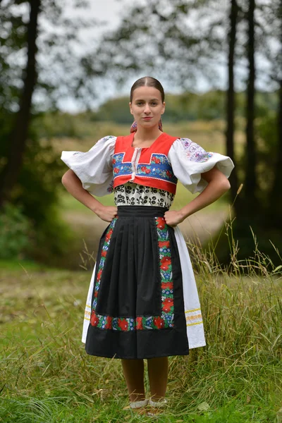 Slovakça folklor. Slovakça folklor kız.