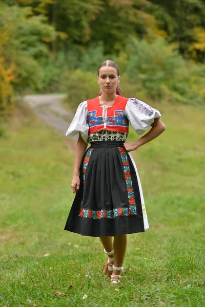 Slovakça folklor. Slovakça folklor kız.