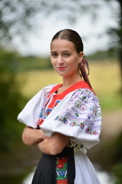 Slovakça folklor. Slovakça folklor kız.