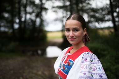 Slovakça folklor. Slovakça folklor kız.
