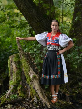 Slovakça folklor. Slovakça folklor kız.