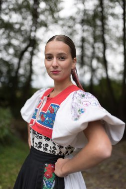 Slovakça folklor. Slovakça folklor kız.