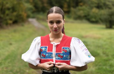 Slovakça folklor. Slovakça folklor kız.
