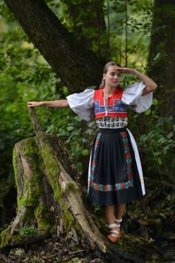 Slovakça folklor. Slovakça folklor kız.