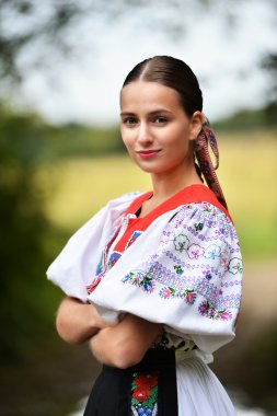 Slovakça folklor. Slovakça folklor kız.
