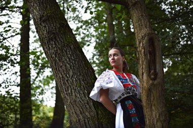 Slovakça folklor. Slovakça folklor kız.