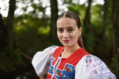 Slovakça folklor. Slovakça folklor kız.