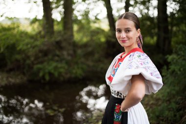 Slovakça folklor. Slovakça folklor kız.