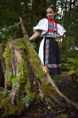 Slovakça folklor. Slovakça folklor kız.