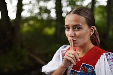 Slovakça folklor. Slovakça folklor kız.