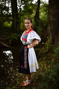 Slovakça folklor. Slovakça folklor kız.