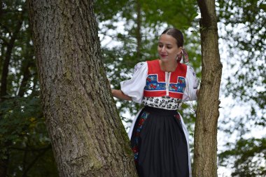 Slovakça folklor. Slovakça folklor kız.
