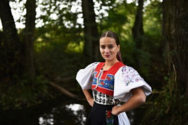 Slovakça folklor. Slovakça folklor kız.