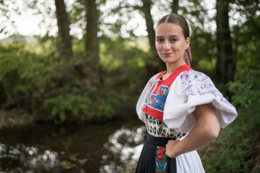 Slovakça folklor. Slovakça folklor kız.
