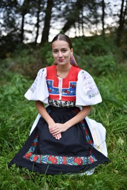 Slovakça folklor. Slovakça folklor kız.